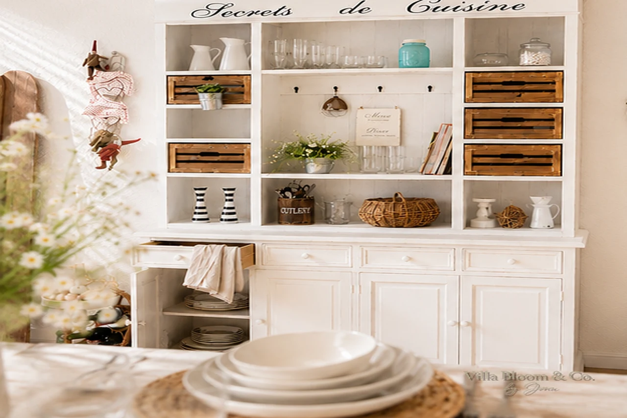 Buffetschrank im Landhausstil mit Aufschrift Secrets de Cuisine, Holzkisten, weißen Kannen und Besteckbehälter