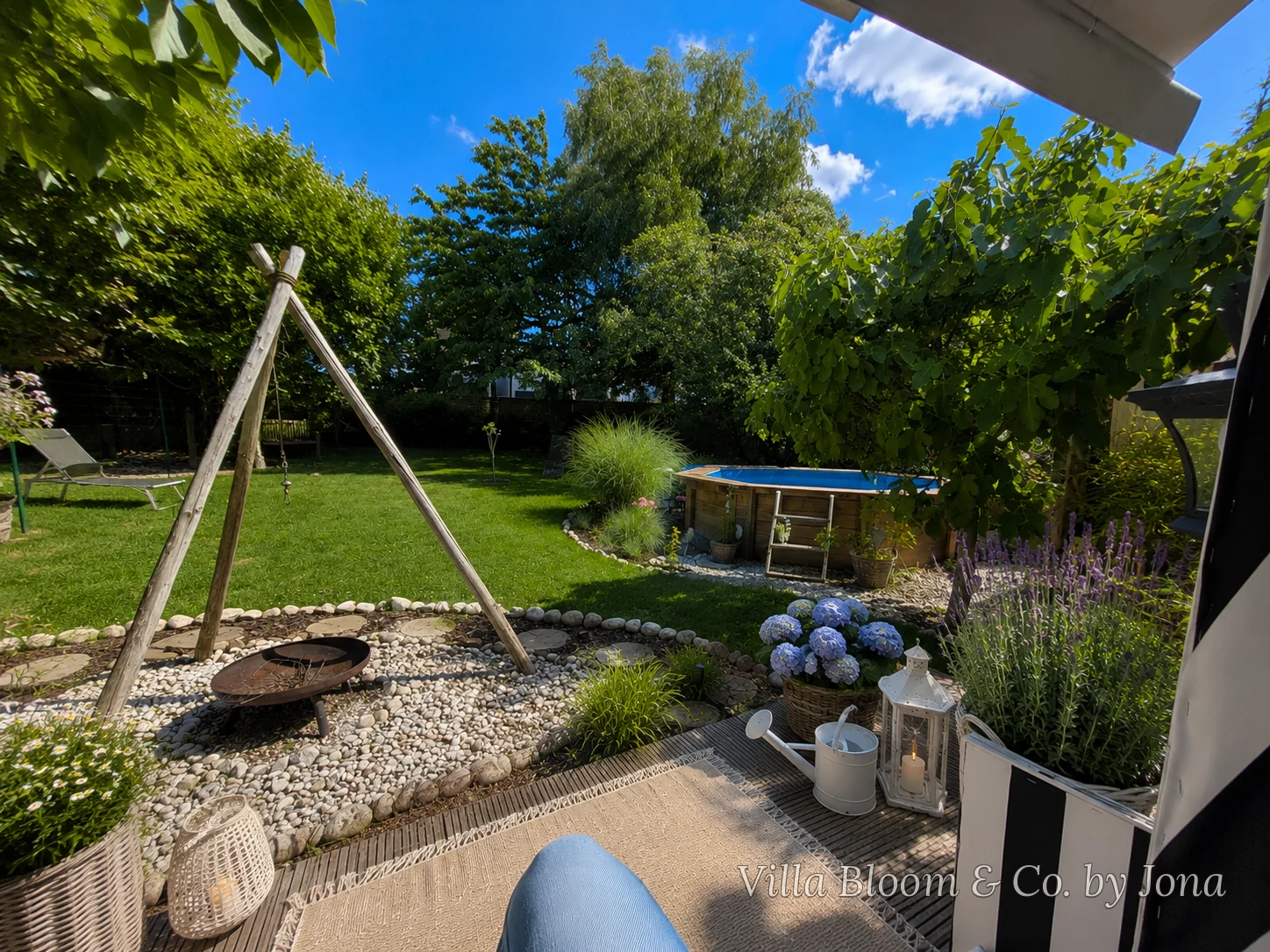 Blick in den Sommergarten mit Sitzplatz zwischen Stauden